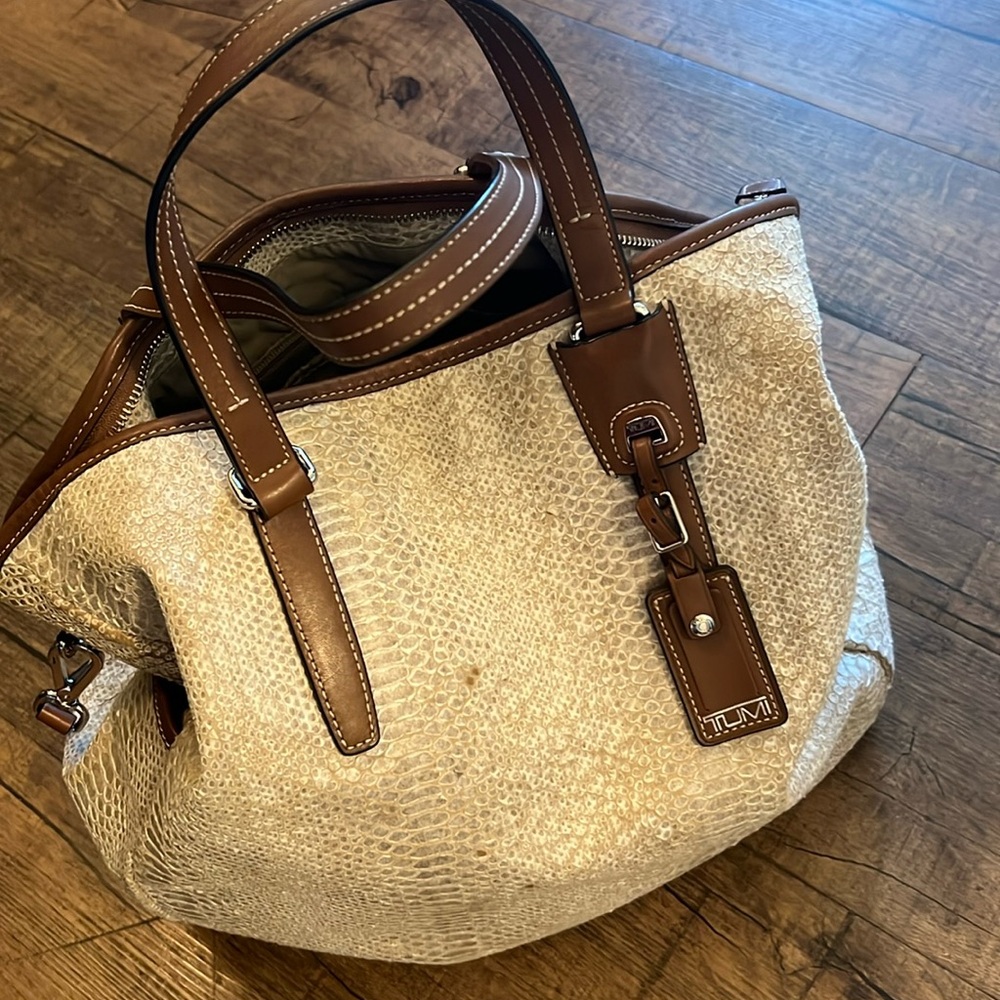 Tumi Voyager Snakeskin Print Shoulderbag🔥